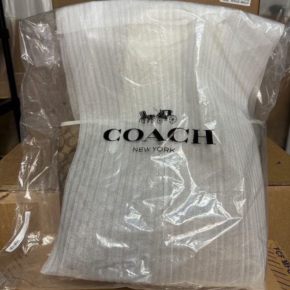 COACH Signature City Tote - Khaki Light Sage - Picture 4 of 5